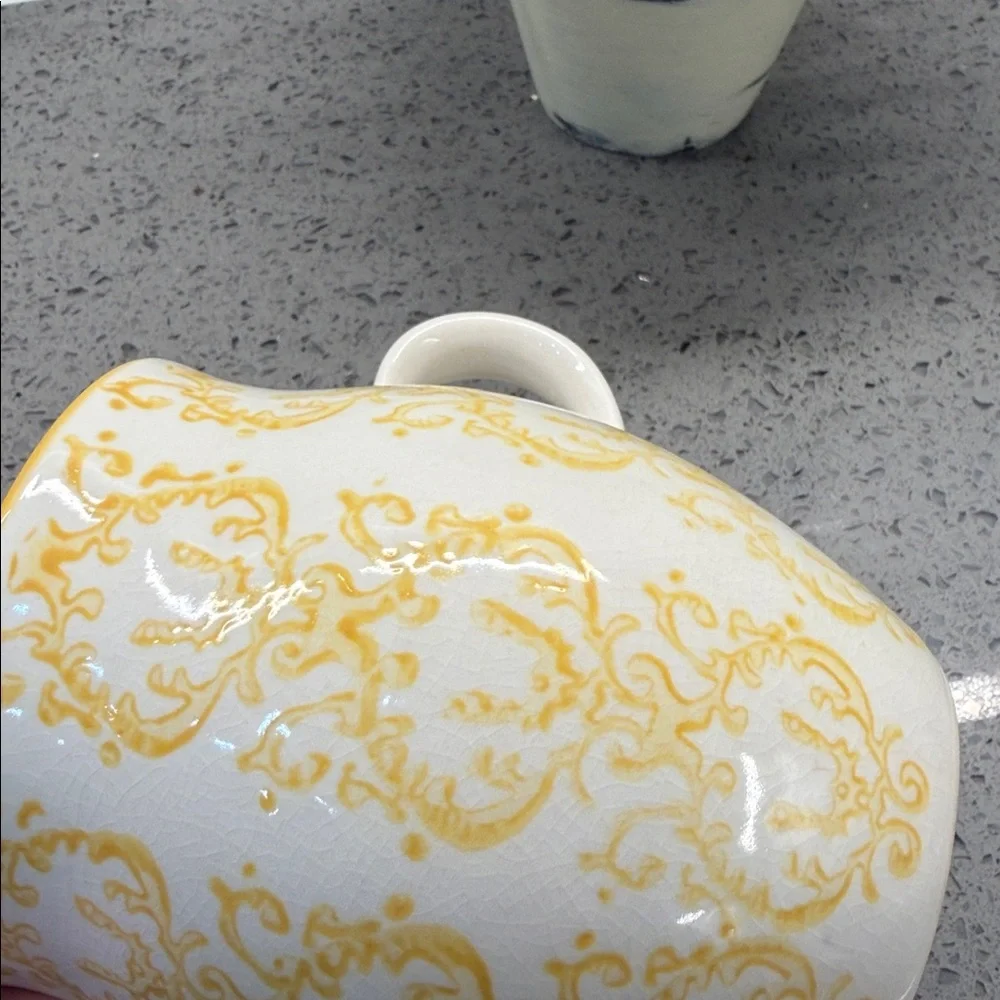 Sur la Table White Ceramic Mug with Yellow Filigree Pattern